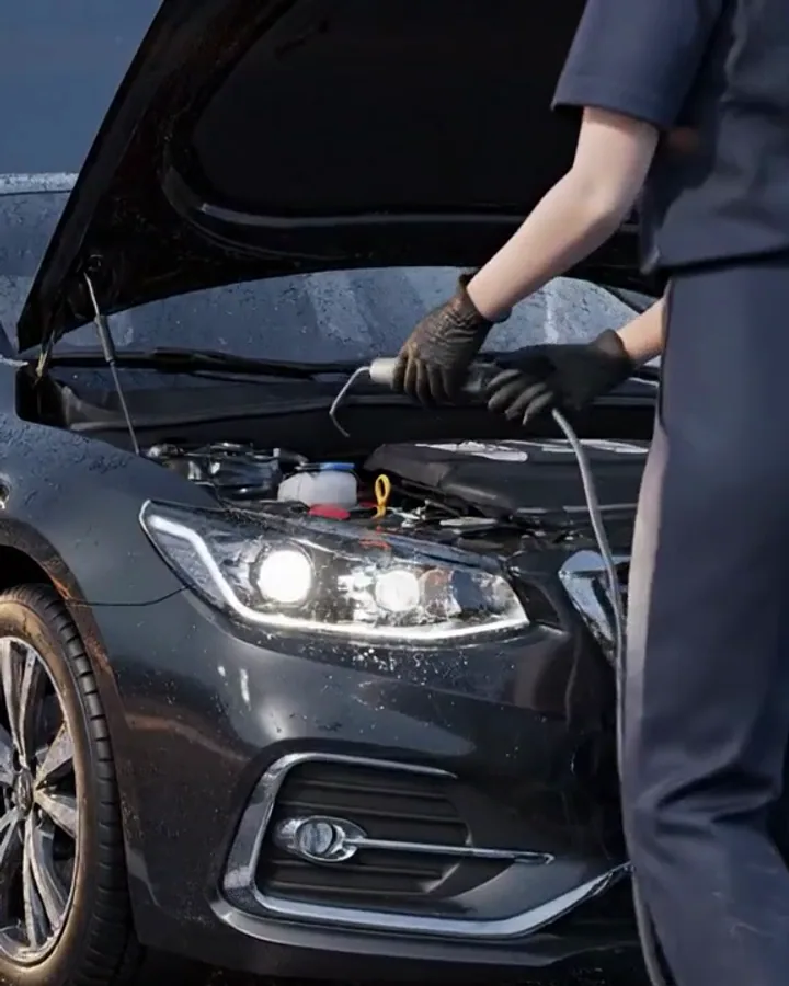 Aracın motor bölümünü kontrol eden görevli